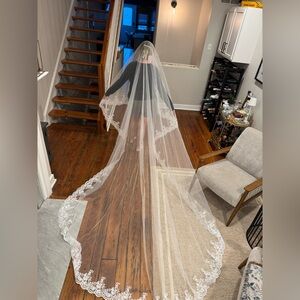 NWT Elegant Cathedral Light Ivory  Lace Veil